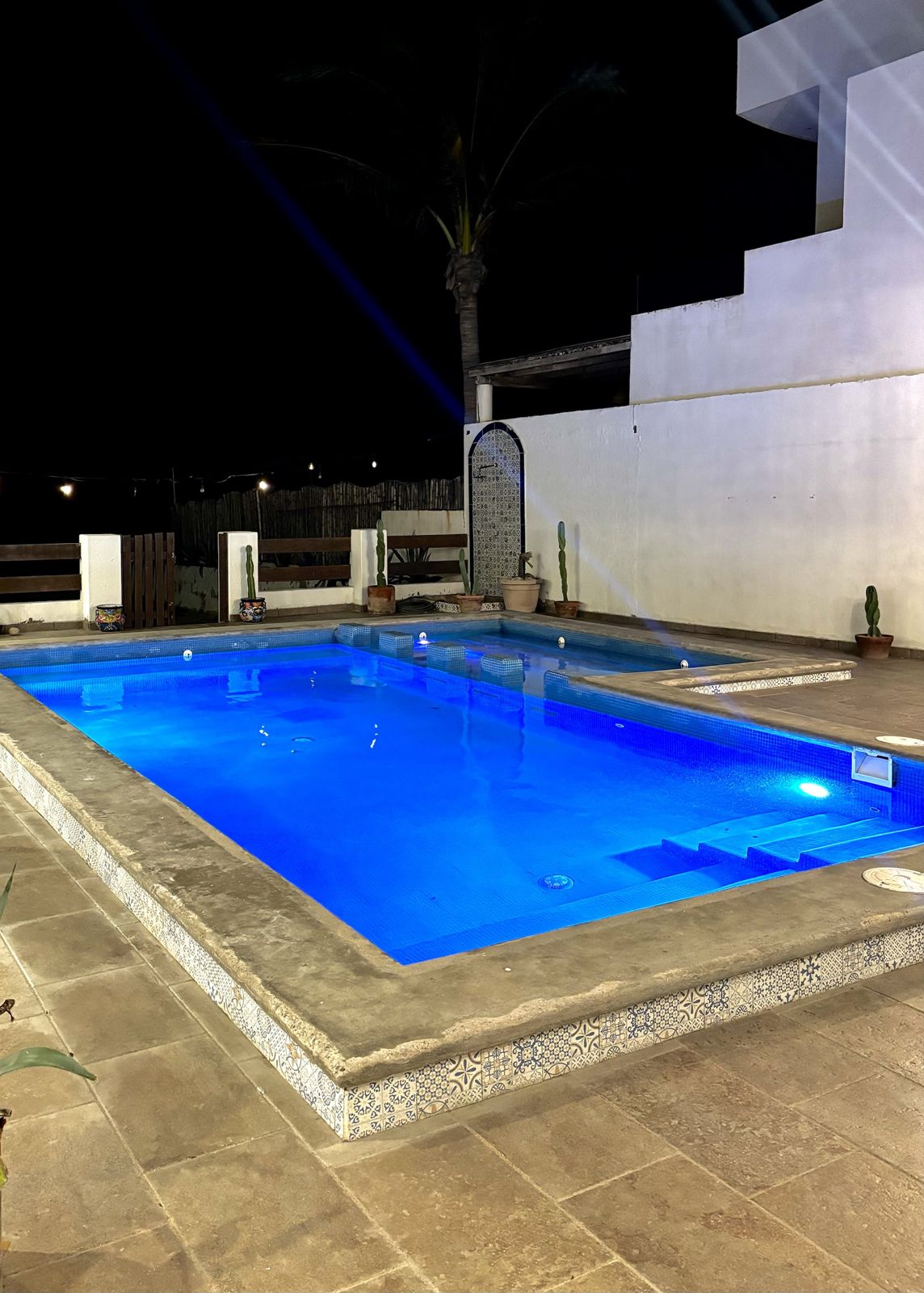 Alberca iluminada de noche