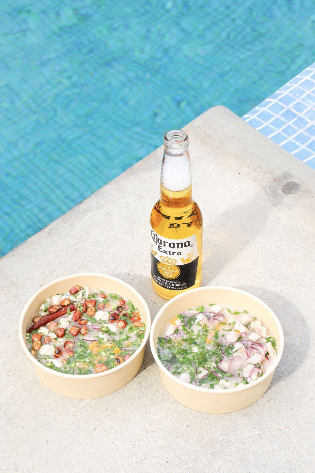 Ceviche y bebida fría a la orilla de la alberca