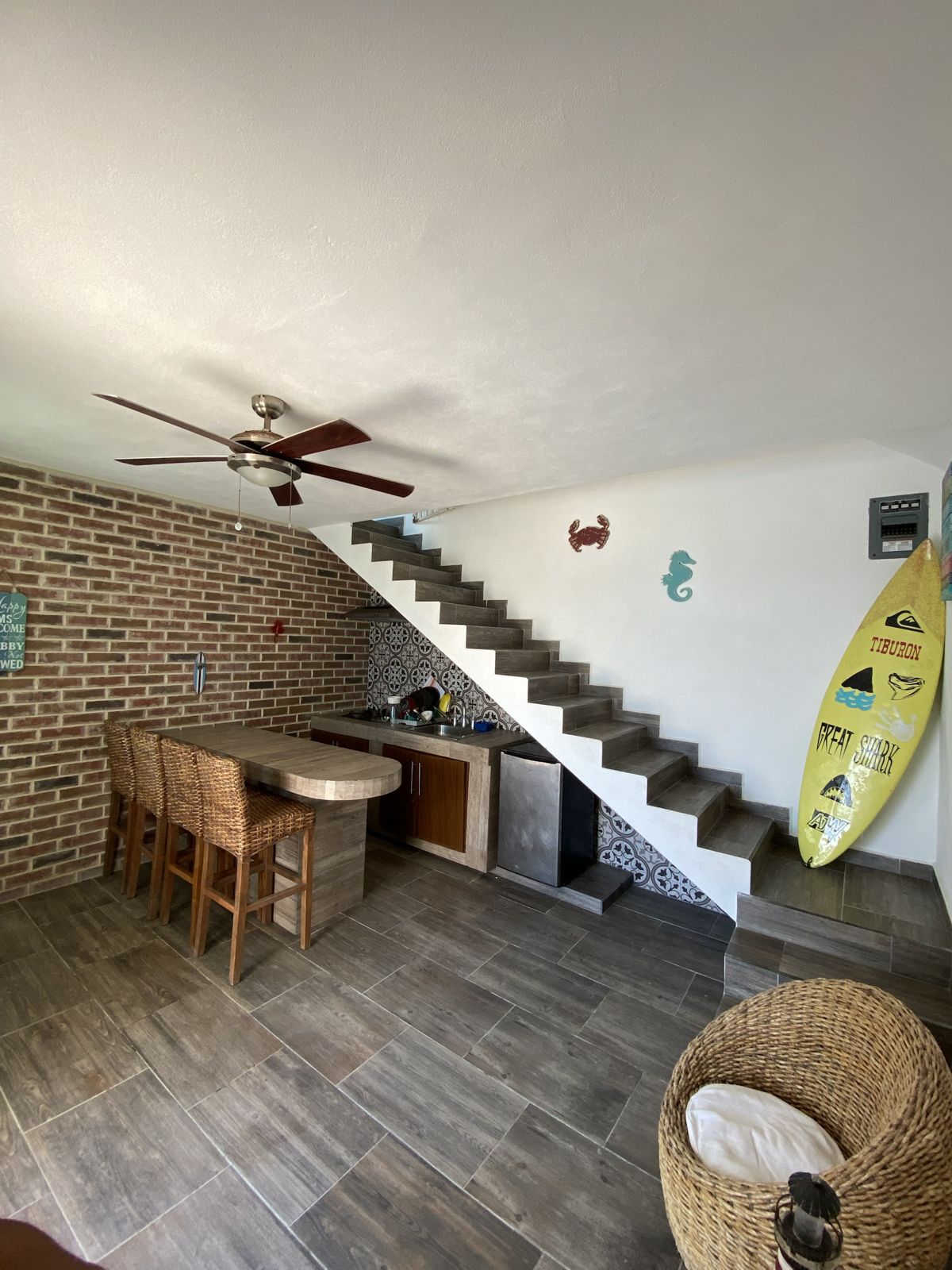 Cocina con barra, fregadero y refrigerador