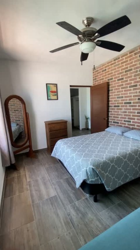 Cuarto principal con cama matrimonial